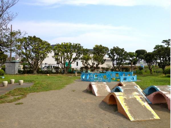 西方公園まで徒歩2分（約120m）