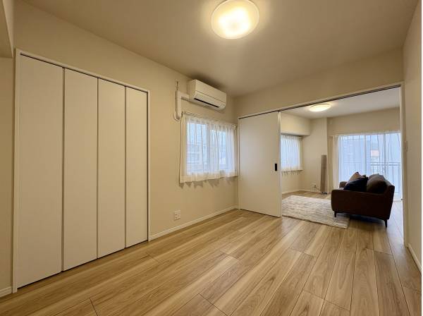リビングから隣接する洋室