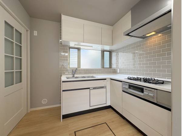 タイルが可愛らしいL字キッチン