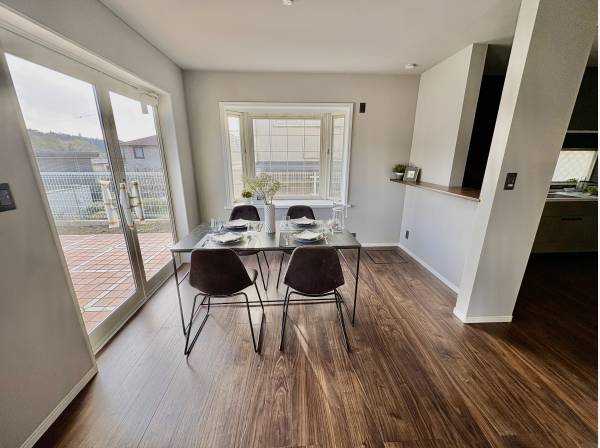 ダイニングの横には庭があり、庭で食事やBBQもできますよ！