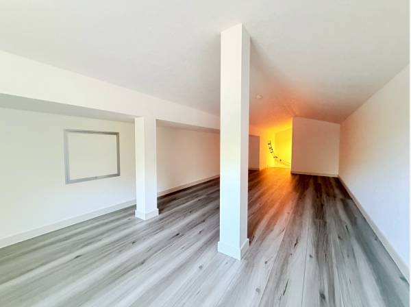 さらに階段を上がるとまるで秘密基地のようなロフトスペース