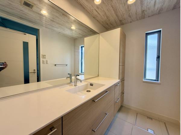 大きな鏡のある洗面スペース！