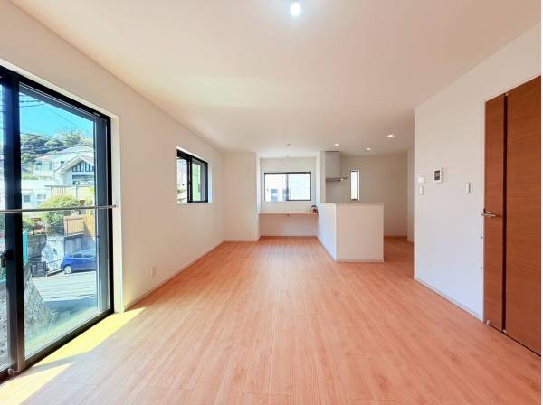 ゆとりのあるLDK、窓辺にはワークスペースにもぴったりなカウンター