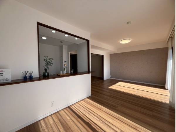 ゆとりあるLDK、大きな窓からはあたたかい日差しが！