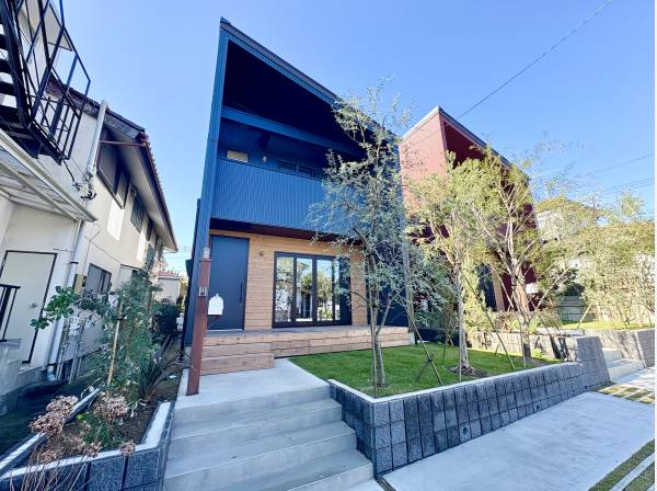 モダンで目を引く外観