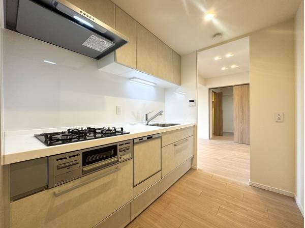 来客時も安心♪生活感を抑えられる独立タイプのキッチン