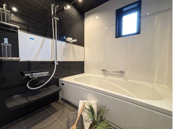 スタイリッシュな空間に仕上がっているバスルーム