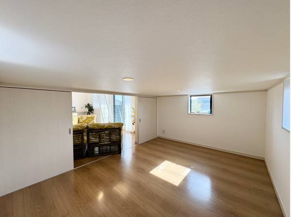 リビング横にはお子様の遊び場としても活用できる小スペースがございます