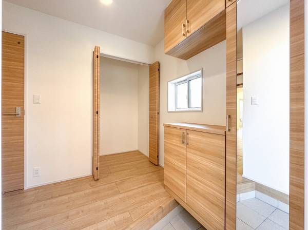 温かみのある玄関ホールは収納も豊富です