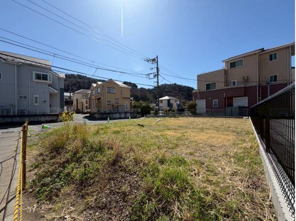 土地面積約88.45㎡(約26.75坪)、面した通りも広々