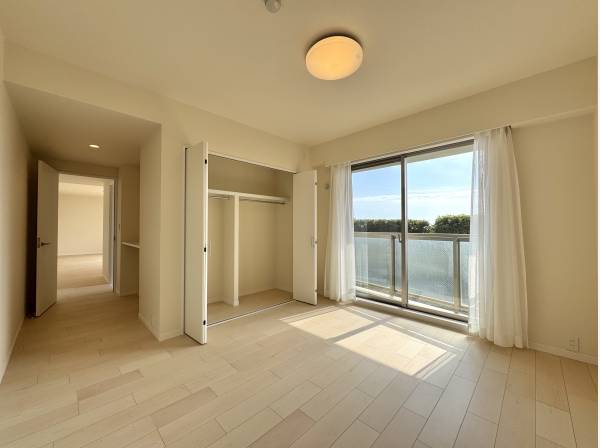 陽だまりに包まれる洋室は、ゆとりある主寝室としても最適。