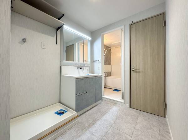 浴室は換気乾燥機付きで天候を気にせず毎日洗濯物を干せますよ