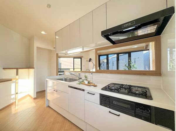 吊戸棚やパントリーを備えた便利なキッチン