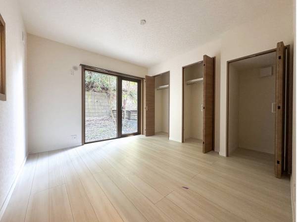 豊富な収納が魅力的な1階のベッドルーム