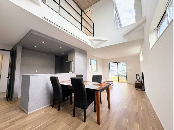 吹き抜けの開放感あるLDK