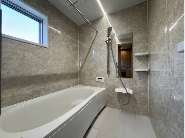 窓付きのバスルーム