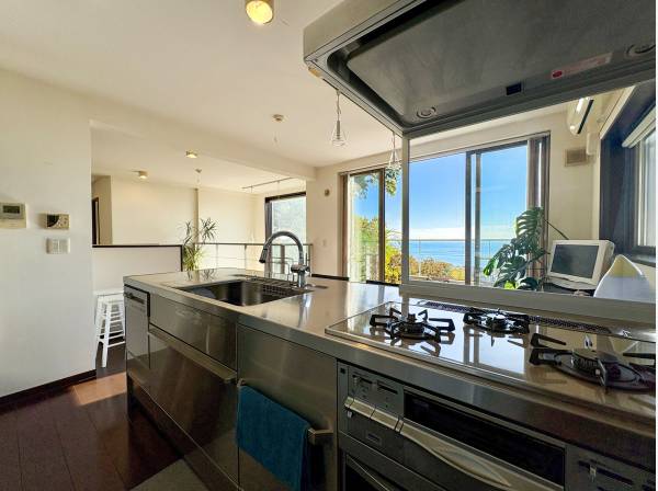 海を眺めながらお料理ができます