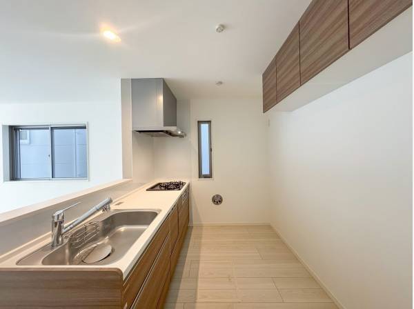 吊戸棚を備え収納豊富なカウンターキッチン