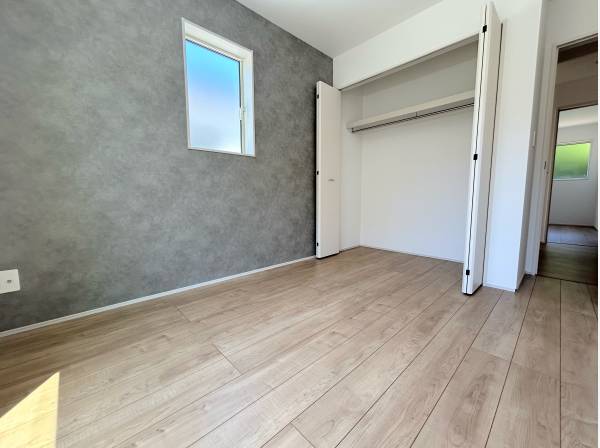 約5.25帖の寝室が3部屋と7.25帖の寝室が1部屋御座います！