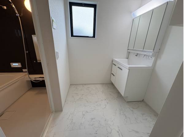 メインの洗面所も広いですね。