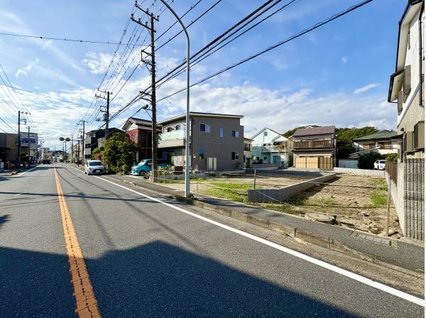 前面道路も広いため、日々の駐車などもストレスなくお停めできます