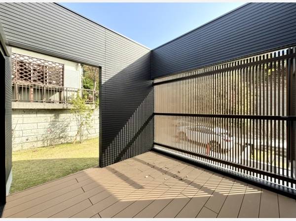 目隠しの格子が和の要素をプラスし雰囲気とマッチしております