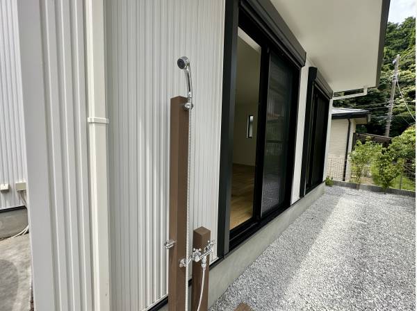 湘南らしく外シャワーを完備