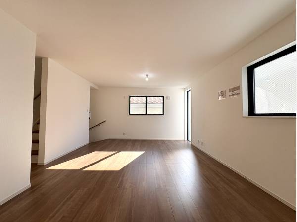 開放感のある採光が家族の時間を彩るリビングです