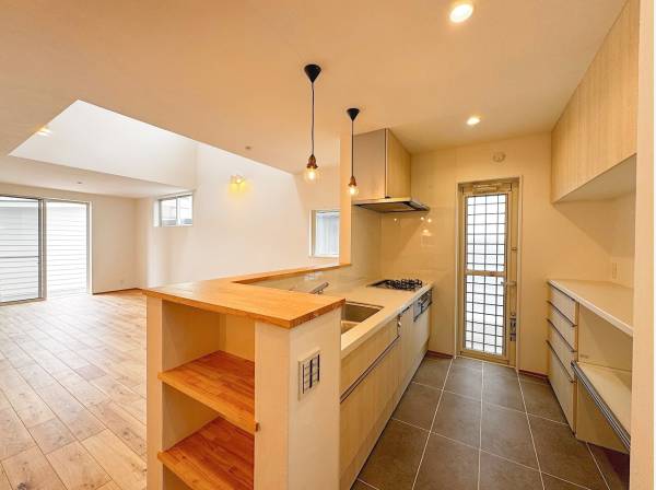 室内は比較的ナチュラルテイストな仕上げ。木の質感はホッとしますね。