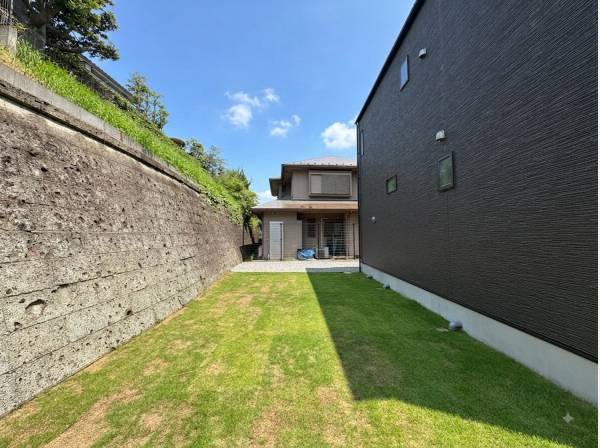 建物背面には、こんなにも広いお庭が！