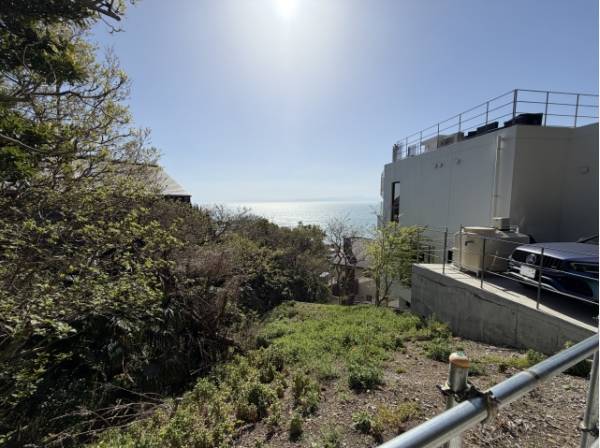 太陽の日差しがまぶしい現地です。