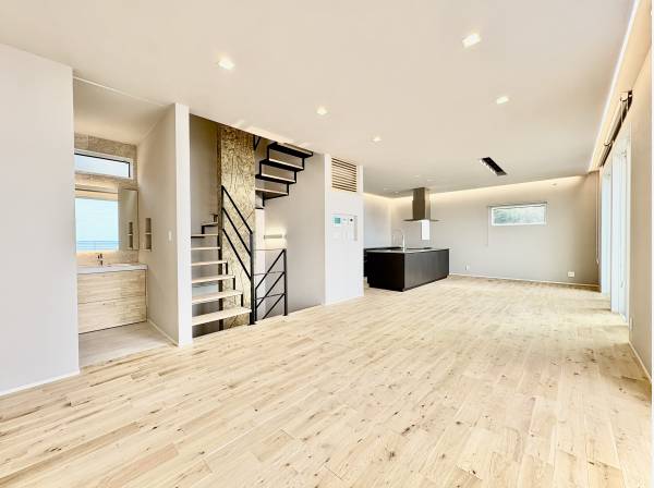 間接照明を採用したエレガントな内装