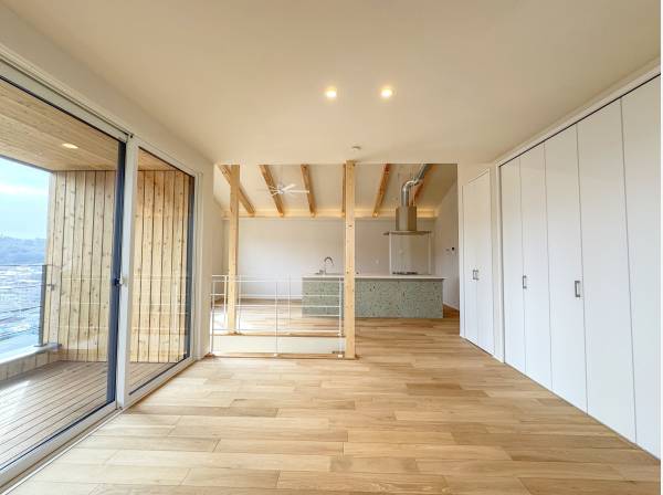 一段と明るい２階。無垢の床は素足で触れても心地よく温もりを感じます。