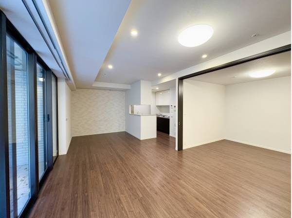 洋室の仕切りを開けると、約22.5帖の広々とした空間となります