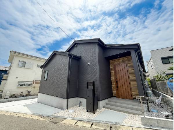 重厚なブラックにウッドが映えるモダンな外観