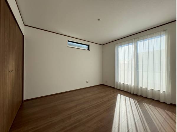 窓からはあたたかい日が差し込みます