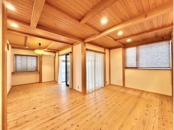 寝室の窓を開ければ、室内と屋外が緩やかに繋がります