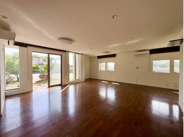 こちらの広々としたお部屋はなんと29.5帖の居室となります！