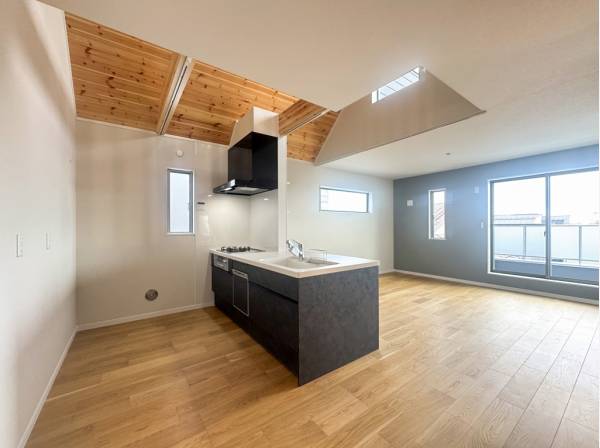 縦にも横にも視界の広がるキッチンスペース