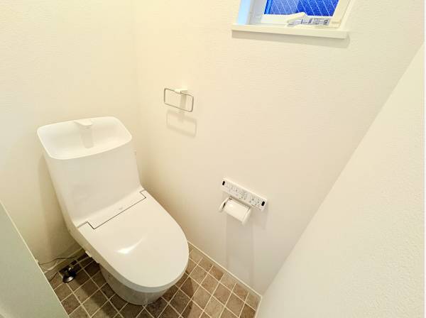 タイル調の床が可愛いレストルーム。小窓からの光が明るく清潔です