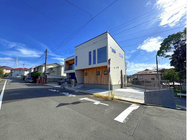 8m道路に面した角地にございます。カースペースは２台分です。