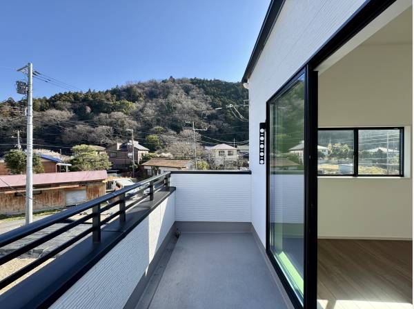 山の緑を望むバルコニー。自然を身近に感じる外時間。