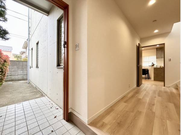 玄関先も目線が気にならない配置
