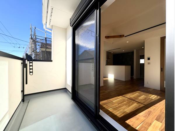 リビングから繋がるバルコニー
