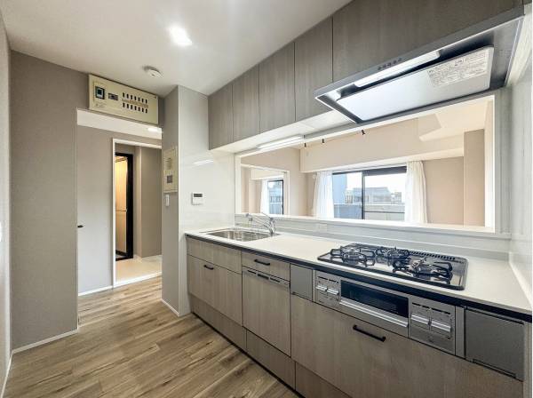 リビングの隣の洋室まで見渡せるキッチンは収納も豊富