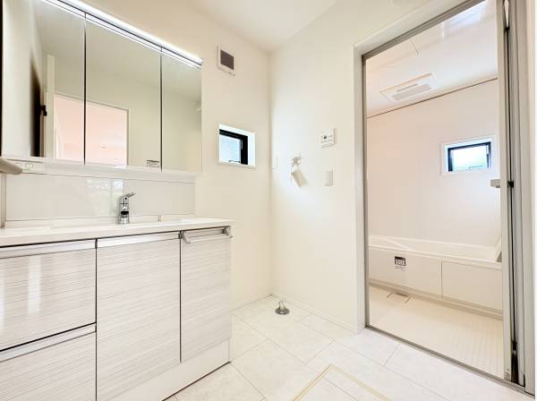 サニタリースペース、キッチン裏手で導線◎