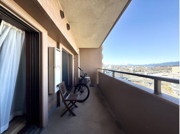 居室2部屋からバルコニーへつながります