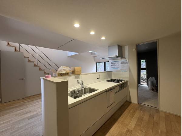 部屋全体を見渡す対面式キッチン