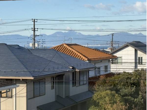 街並みの先には青い海、そして江ノ島をも望む
