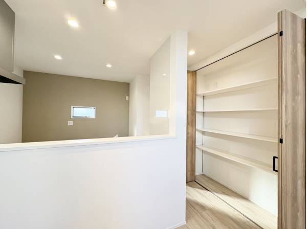 キッチンそばに収納スペースを完備!